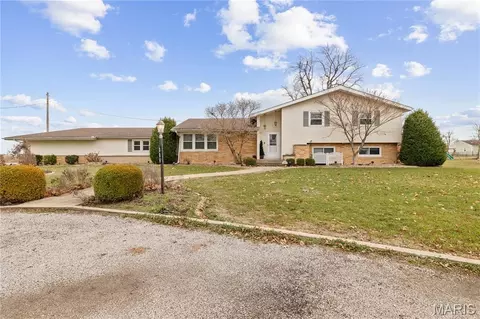 206 N Oak St, Raymond, IL 62560