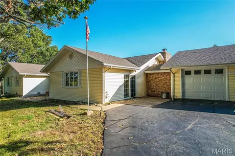 836 Stella St, Lebanon, MO 65536