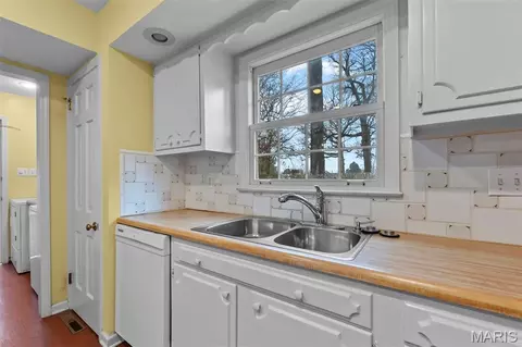 Kitchen - 1111 White Oak Pl, Kennett, MO 63857 photo 3 of 4