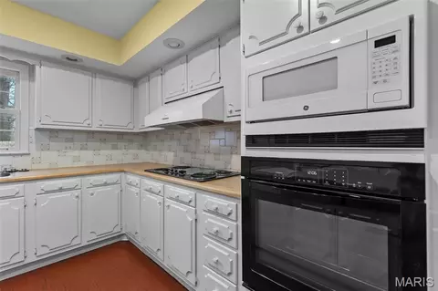 Kitchen - 1111 White Oak Pl, Kennett, MO 63857 photo 2 of 4