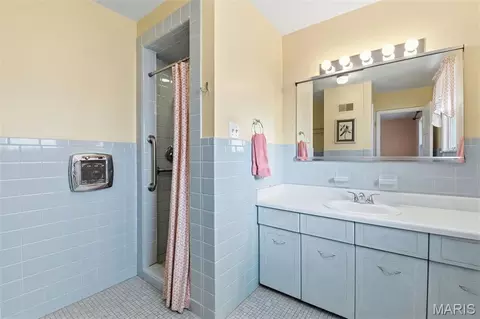 Bath - 426 Darst Rd, Ferguson, MO 63135 photo 1 of 4