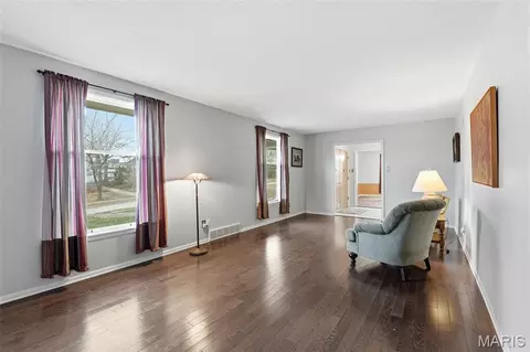 Living - 426 Darst Rd, Ferguson, MO 63135 photo 2 of 3