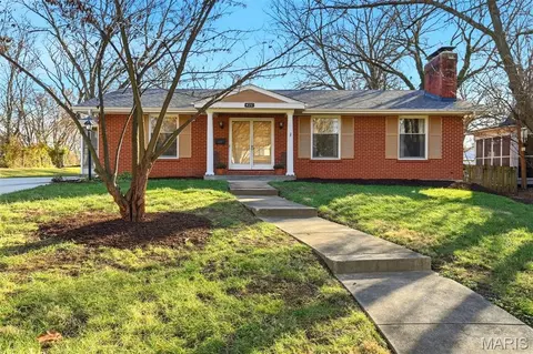 426 Darst Rd, Ferguson, MO 63135