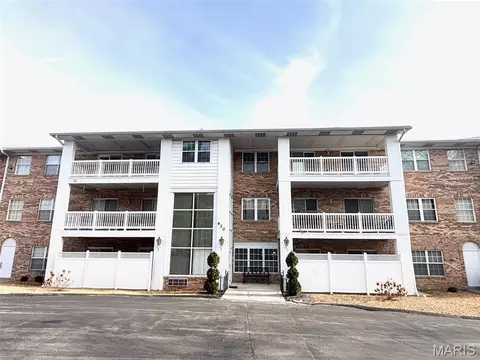 920 Guelbreth Ln #103, Creve Coeur, MO 63141