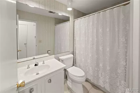 Bath - 747 La Feil Dr, Manchester, MO 63021 photo 2 of 4