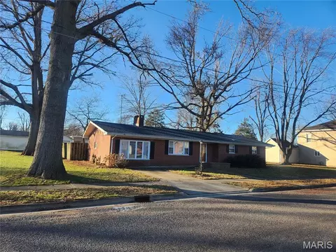 458 W Maple St, Nashville, IL 62263