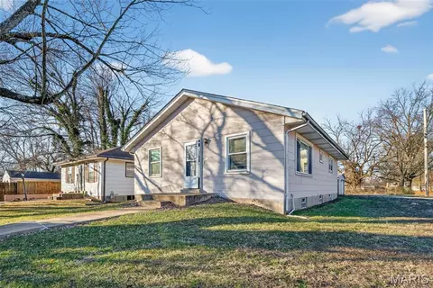 9739 Balboa Dr, Saint Louis, MO 63136