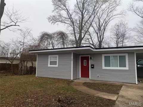 52 Marquette Dr, Florissant, MO 63031