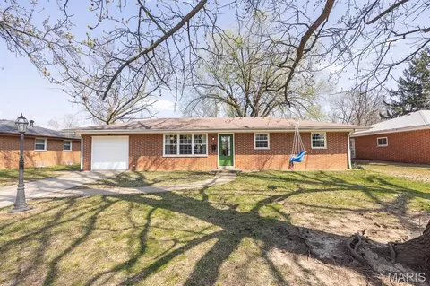 4 Lancelot Dr, Belleville, IL 62226