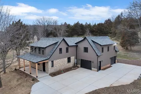18531 S Fox Creek Ln, Pacific, MO 63069