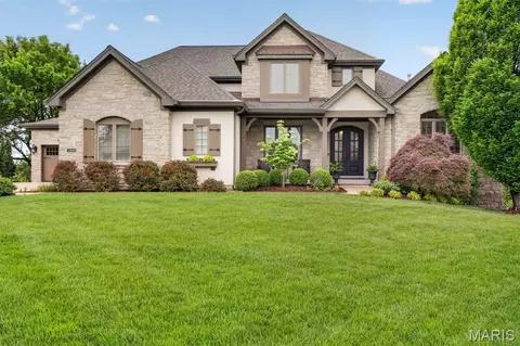 12868 Willow Pond Ct, Des Peres, MO 63131