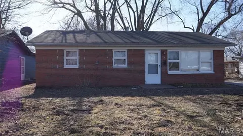 17 Hanover Ln, Cahokia, IL 62206