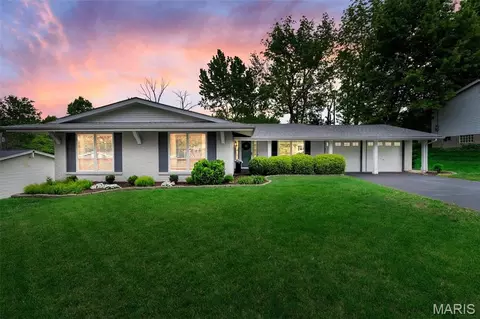 12155 Mirror Lake Dr, Saint Louis, MO 63146