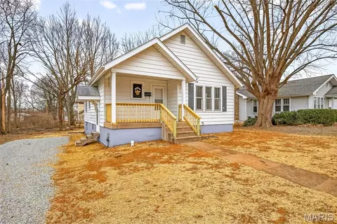 207 4th St, Farmington, MO 63640