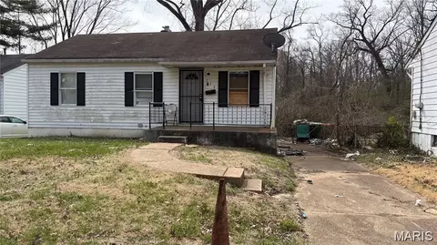 244 Estridge Rd, Saint Louis, MO 63137