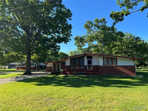 905 Dean St, Wilsonville, IL 62093