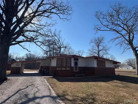 905 Dean St, Wilsonville, IL 62093