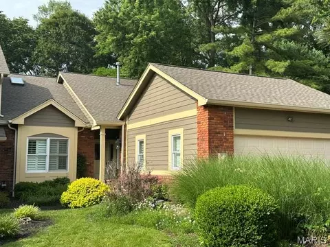 718 Walnut Creek Ln, Town And Country, MO 63017
