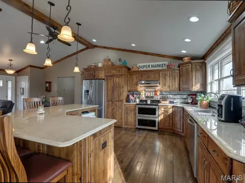3721 Hawk Pt, Palmyra, MO 63461