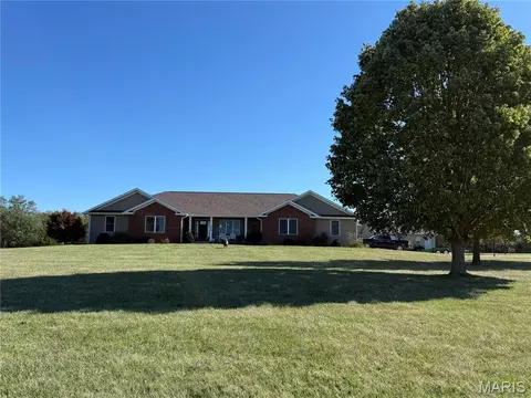 3721 Hawk Pt, Palmyra, MO 63461