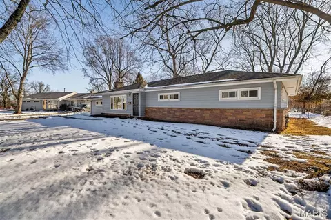 14 Kenwood Dr, Hazelwood, MO 63042