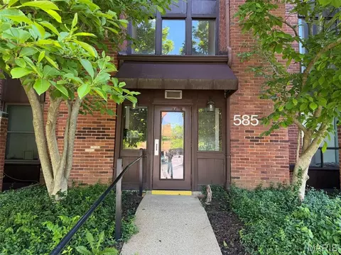 585 Coeur De Royale Dr #207, Creve Coeur, MO 63141