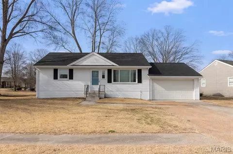 225 S Saint Charles St, Florissant, MO 63031