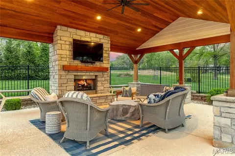 Exterior - 1069 Whitmoor Dr, Weldon Spring, MO 63304 photo 8 of 15