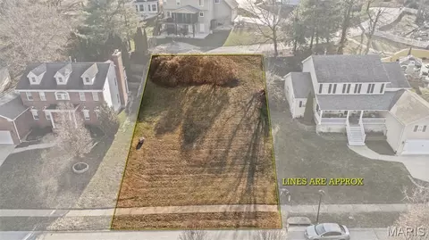 5220 Autumnwinds Dr, Oakville, MO 63129