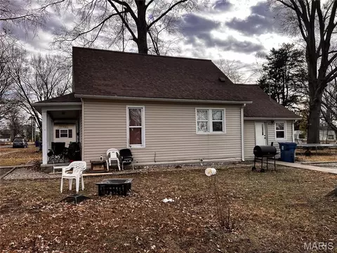 Exterior - 1002 S Maple St, Centralia, IL 62801 photo 4 of 7