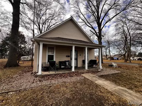 Exterior - 1002 S Maple St, Centralia, IL 62801 photo 3 of 7