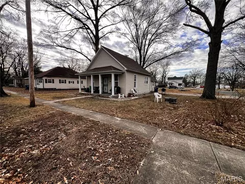 Exterior - 1002 S Maple St, Centralia, IL 62801 photo 2 of 7