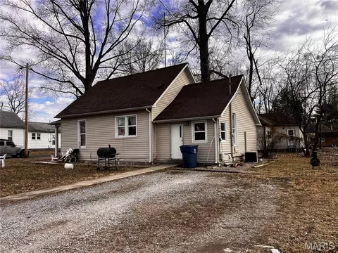 Exterior - 1002 S Maple St, Centralia, IL 62801 photo 5 of 7