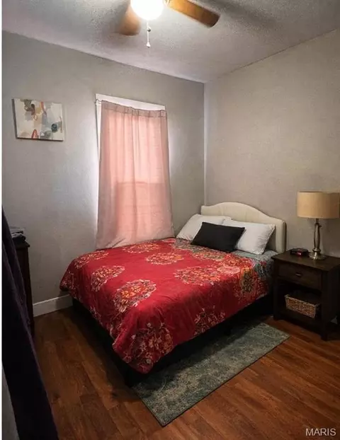 Bedroom - 1002 S Maple St, Centralia, IL 62801 photo 3 of 4