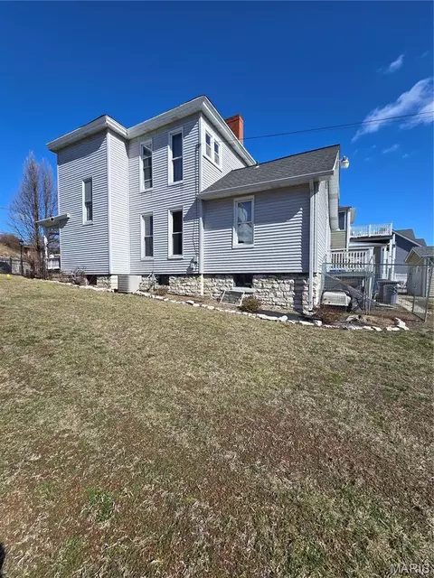 Exterior - 437 E 4th St, Alton, IL 62002 photo 2 of 3