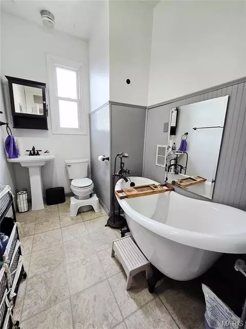 Bath - 437 E 4th St, Alton, IL 62002 photo 1 of 1