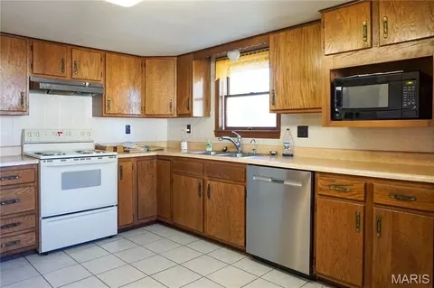 Kitchen - 1599 E State Route 72, Rolla, MO 65401 photo 2 of 3