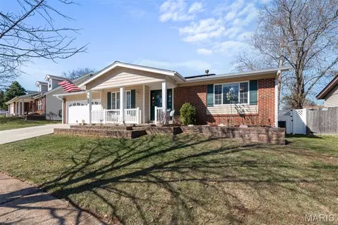 677 Rustic Valley Dr, Ballwin, MO 63021