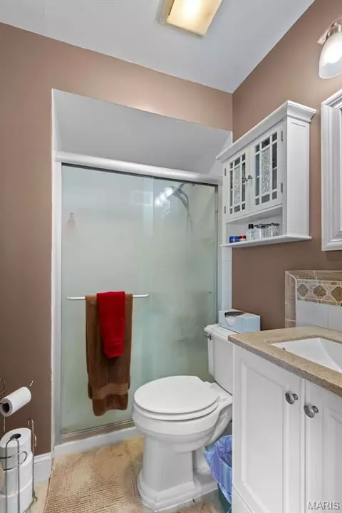 Bath - 677 Rustic Valley Dr, Ballwin, MO 63021 photo 2 of 4