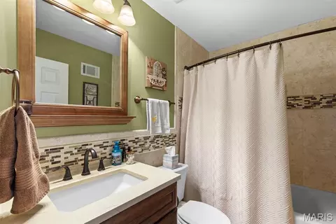 Bath - 677 Rustic Valley Dr, Ballwin, MO 63021 photo 3 of 4