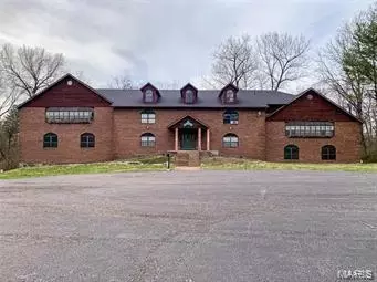 9 Lake Christine, Belleville, IL 62221