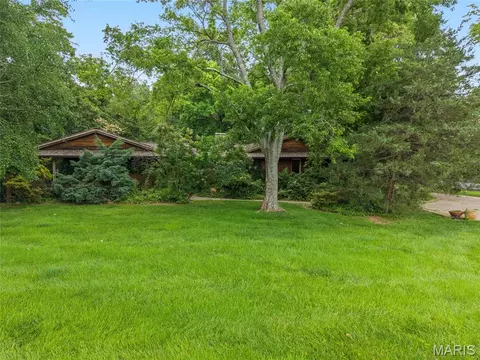 16 Meadowbrook Country Club Est, Ballwin, MO 63011