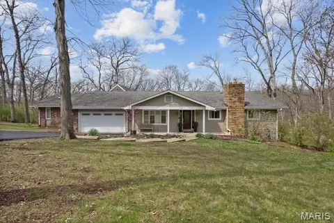 9385 Roosevelt Dr, Saint Louis, MO 63127