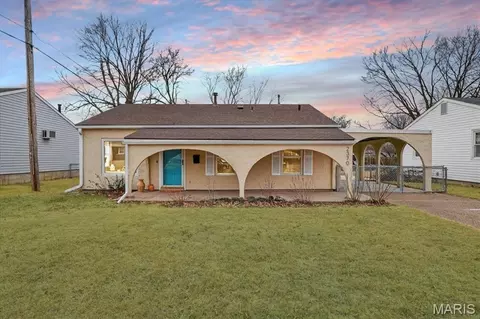2370 Hawthorne Manor Dr, Florissant, MO 63031