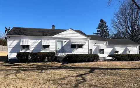 202 Sunshine Dr, Festus, MO 63028