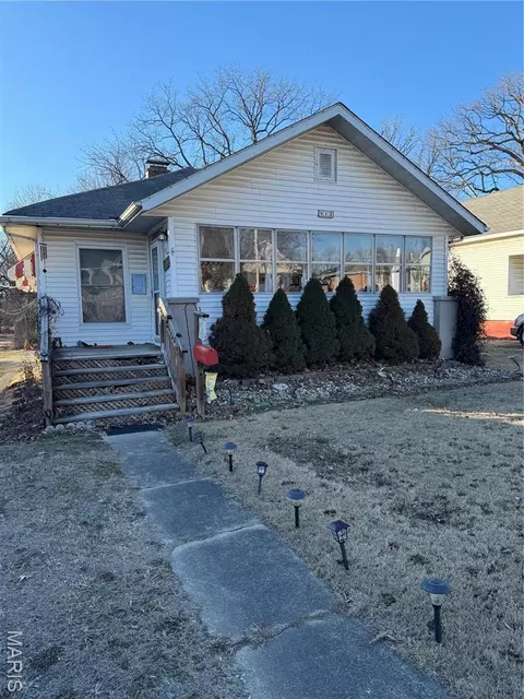 813 N Broadway Ave, Salem, IL 62881