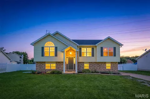 4204 W Rock Creek Rd, High Ridge, MO 63049
