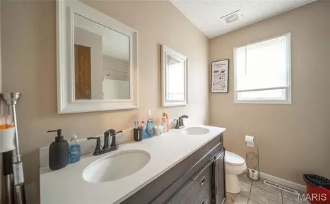 Bath - 24010 Turtle Ln, Saint Robert, MO 65584 photo 1 of 1