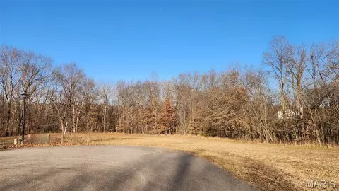 8 Summers Breeze Ct, Hawk Point, MO 63349