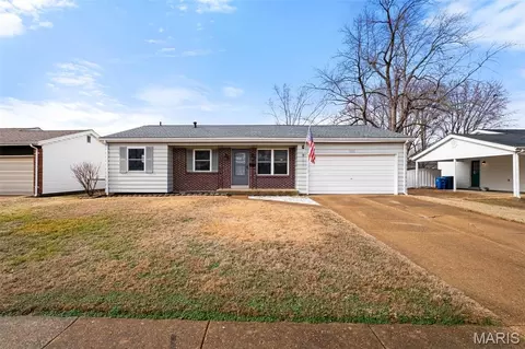 7415 Foxtrot Dr, Hazelwood, MO 63042